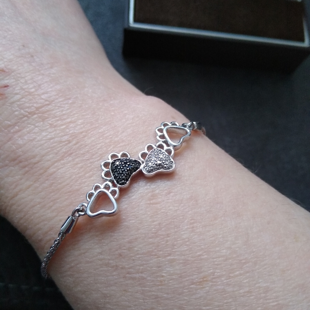 NWOT Paw Print Bracelet